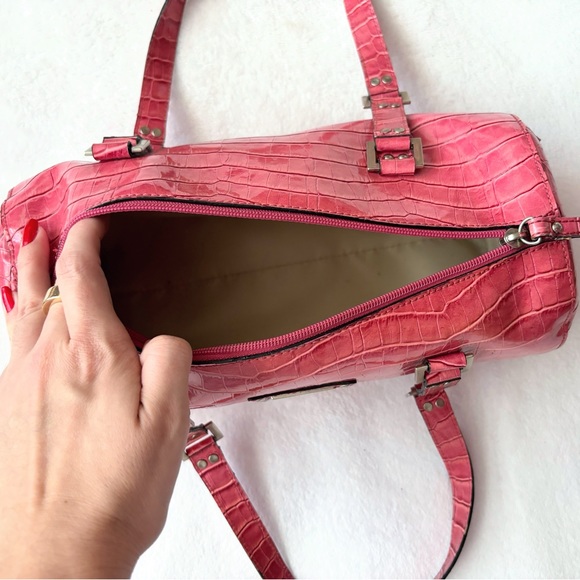 ✨Y2K VINTAGE GUESS PINK BARRL BAG PINK CROC BARREL BAG PINK GUESS SHOULDER BAG✨ - Picture 5 of 8